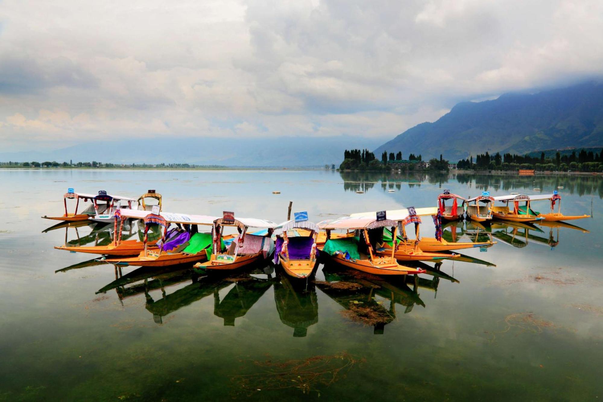 Hotel Radisson Srinagar Esterno foto